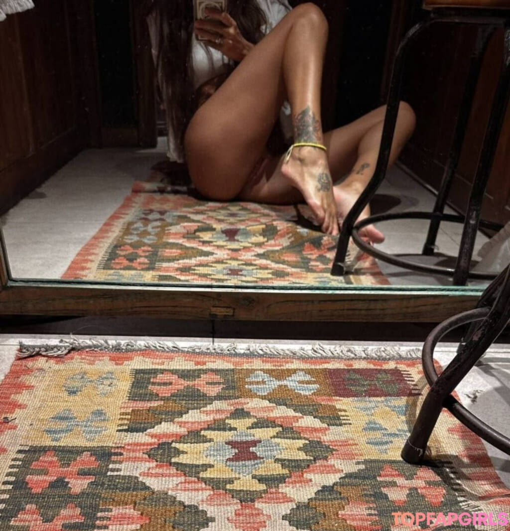 Айза Долматова в пикантном образе (полный архив, кадр 212)