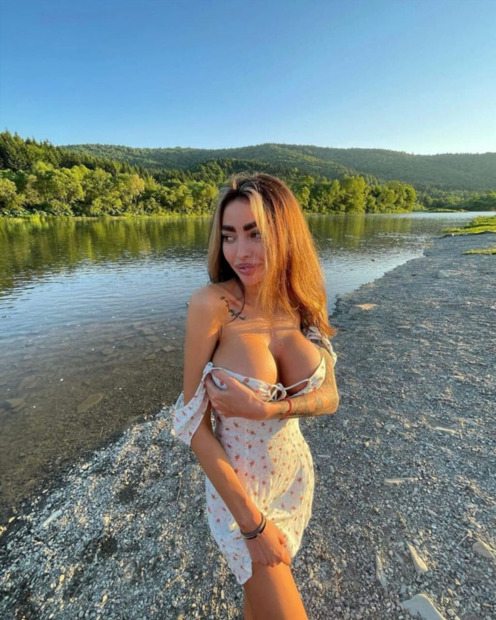 Алена Омович в откровенной позе (откровенный фотосет, кадр 90)