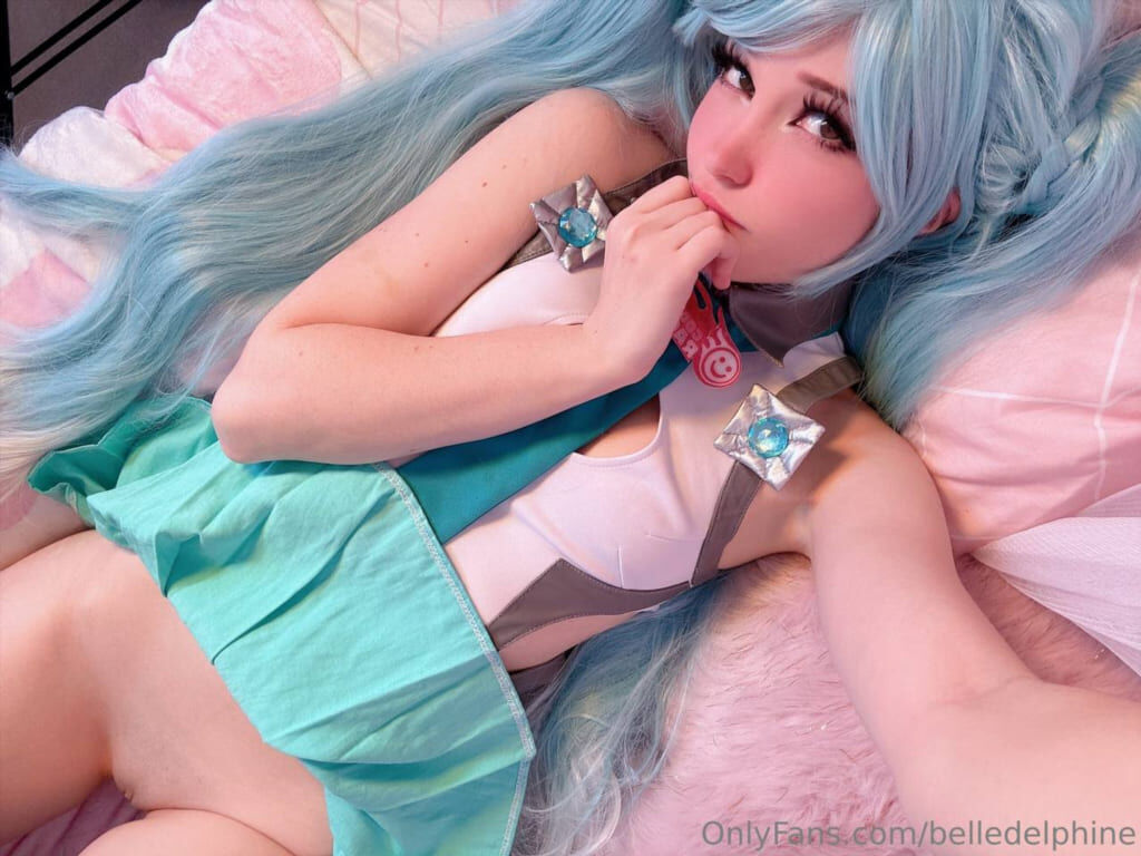 Слив Belle Delphine в ярком купальнике (откровенный фотосет, кадр 69)