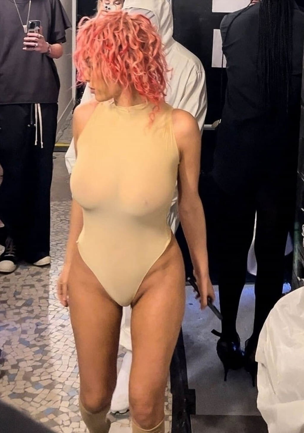 Слив откровенных фото Bianca Censori с отдыха (откровенный фотосет, кадр 103)