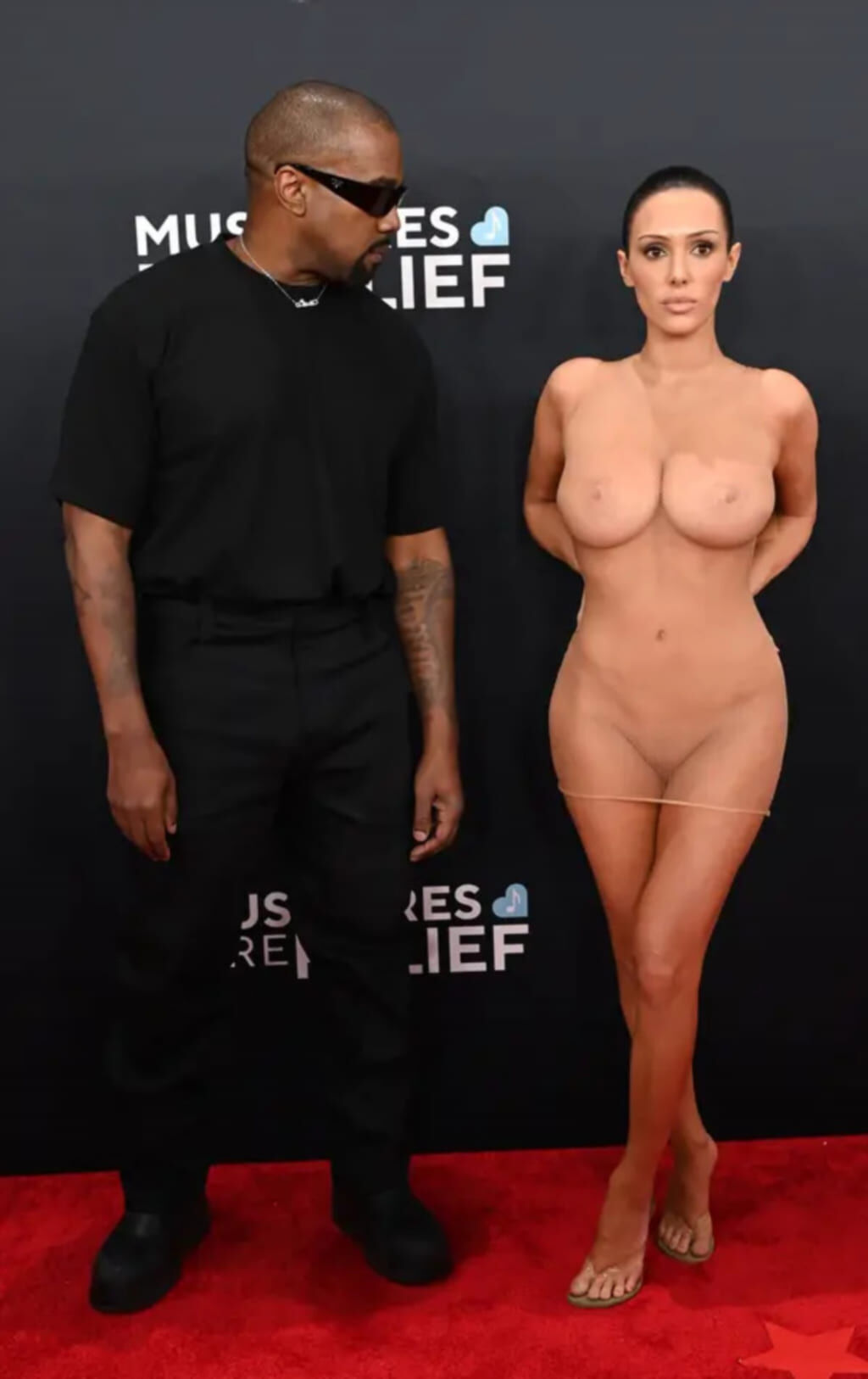 Горячий слив фото Bianca Censori крупным планом (откровенный фотосет, кадр 227)