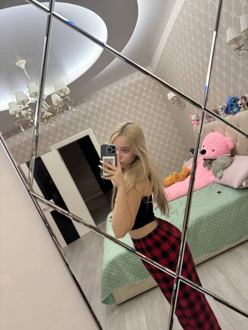 Слив фото Ксюша Авдеева перед зеркалом (подборка из сета, кадр 99)