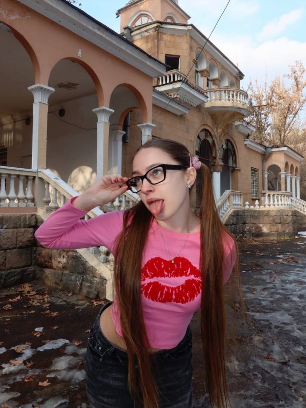 Неоновый образ — фотосет #204 Слив Мэйби Бэйби: неоновый сет певицы (детальный ракурс, кадр 204)
