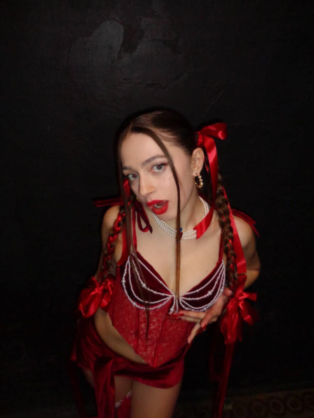 Неоновый образ — эксклюзив #124 Слив Мэйби Бэйби: неоновый сет певицы (кадры из закрытого архива, кадр 124)