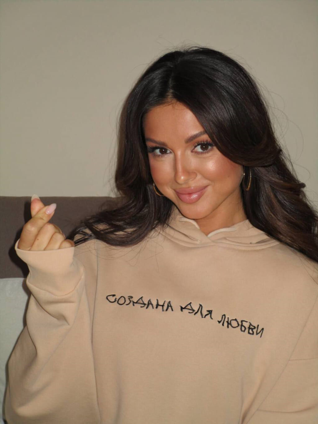 Слив Нюша в прозрачном наряде (детальный ракурс, кадр 82)