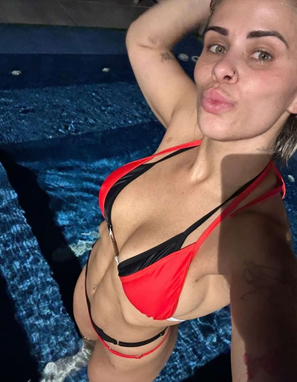Кадры с отдыха — высокое качество #146 Paige VanZant на отдыхе, слив кадров (детальный ракурс, кадр 146)