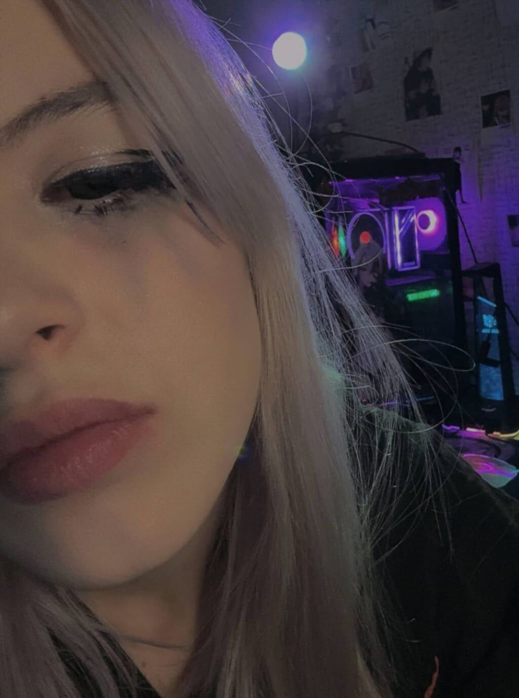 Слитые кадры fenechka97 онлайн (горячие кадры, кадр 23)
