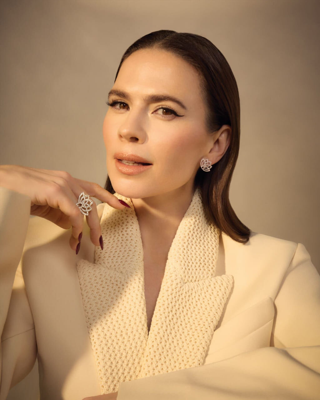 Соблазнительный образ Hayley Atwell в боди
