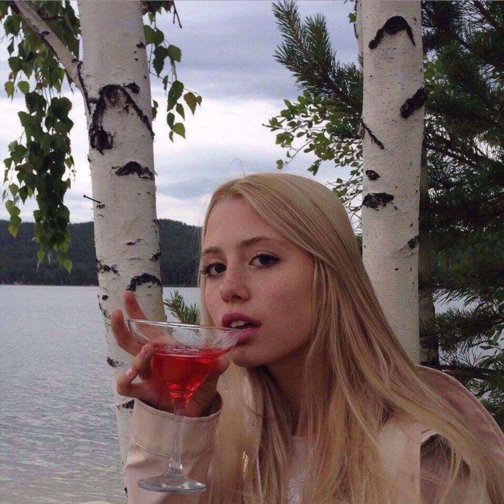 Слив фотосета Хофманнита в корсете
