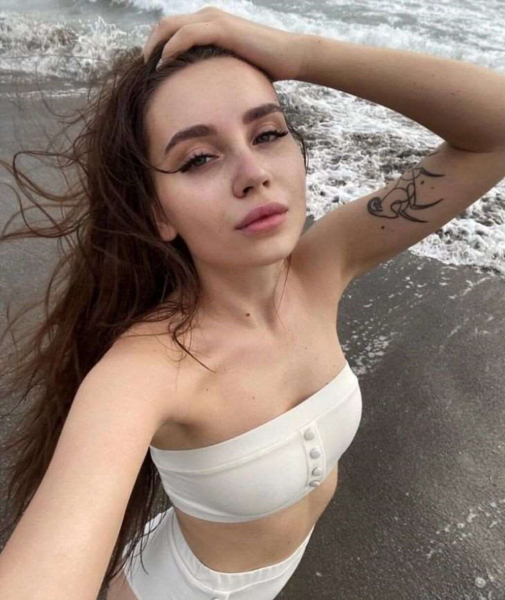 Юлия Годунова на пляже: слив кадров (откровенный фотосет, кадр 60)