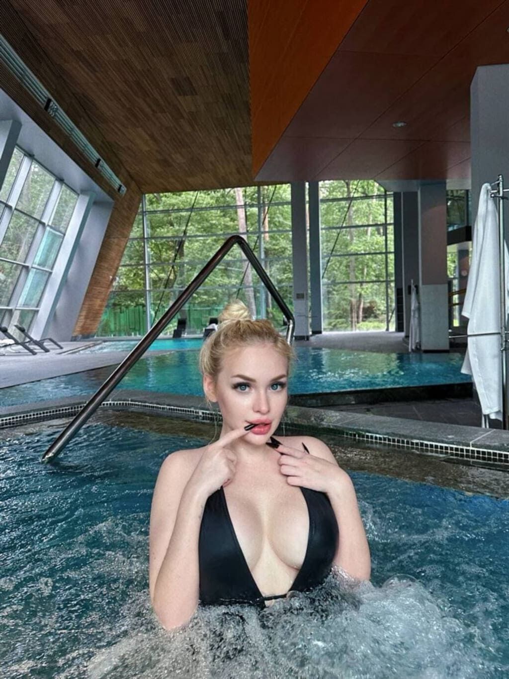 Пикантный сет Arina SL Слив Arina SL: пикантная фотосессия модели