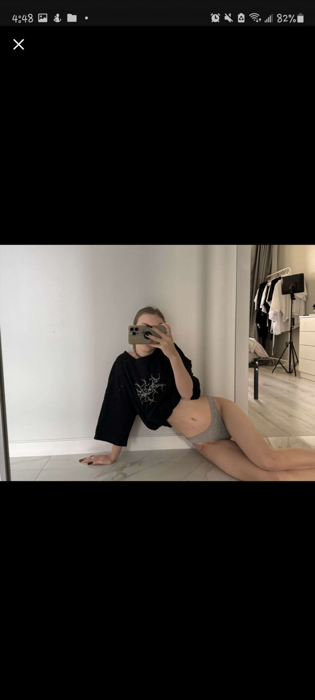 Juligirl в соблазнительной позе