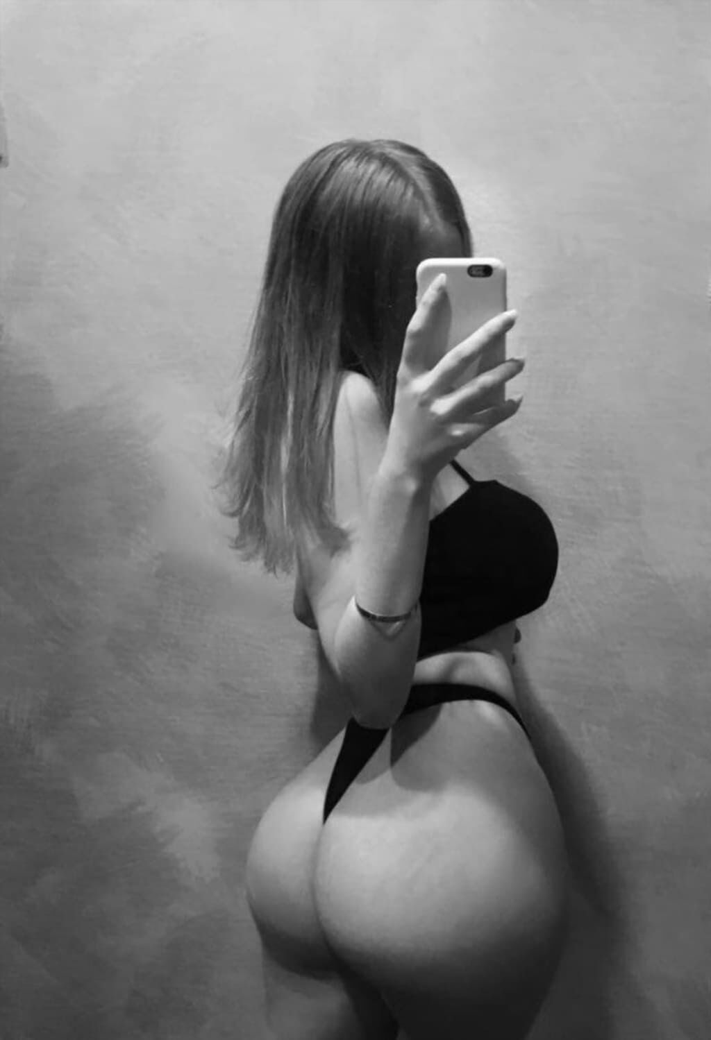 Пикантный ракурс — кадр из сета #77 Слив katrlvinaa: пикантный ракурс сзади (откровенный фотосет, кадр 77)