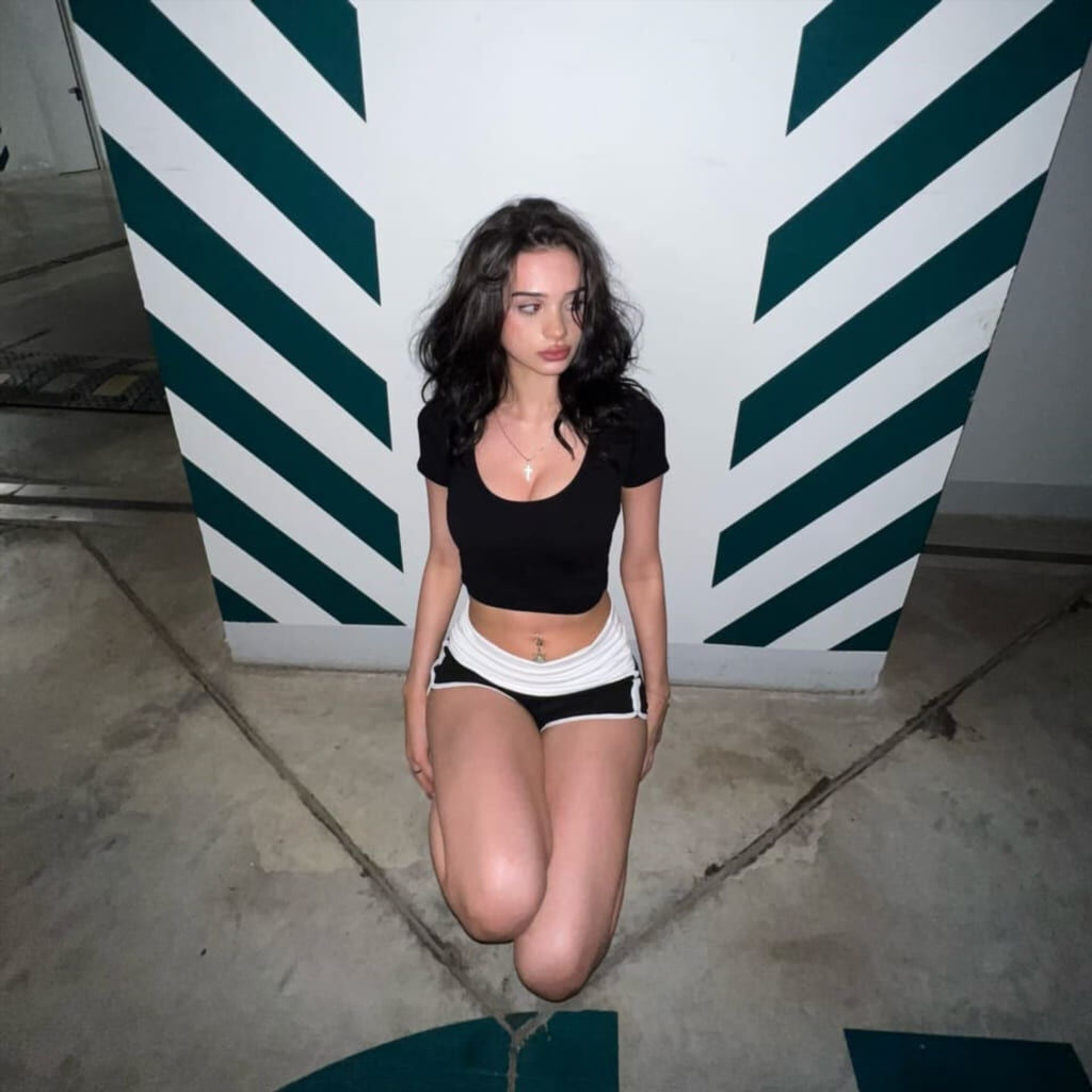 Яркий фотосет onlykrisssty в платье
