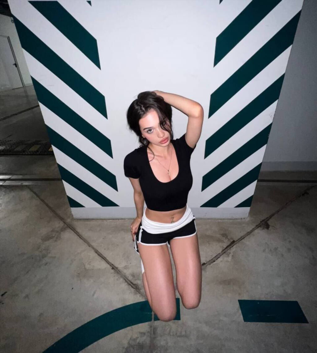 Полная фотосессия onlykrisssty слив