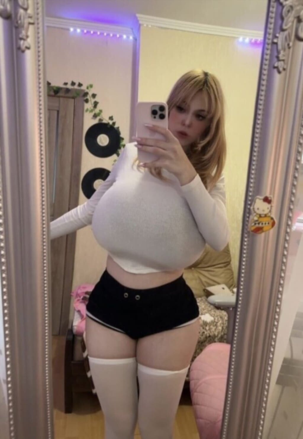 Слив mommy kitty крупным планом (полный архив, кадр 224)