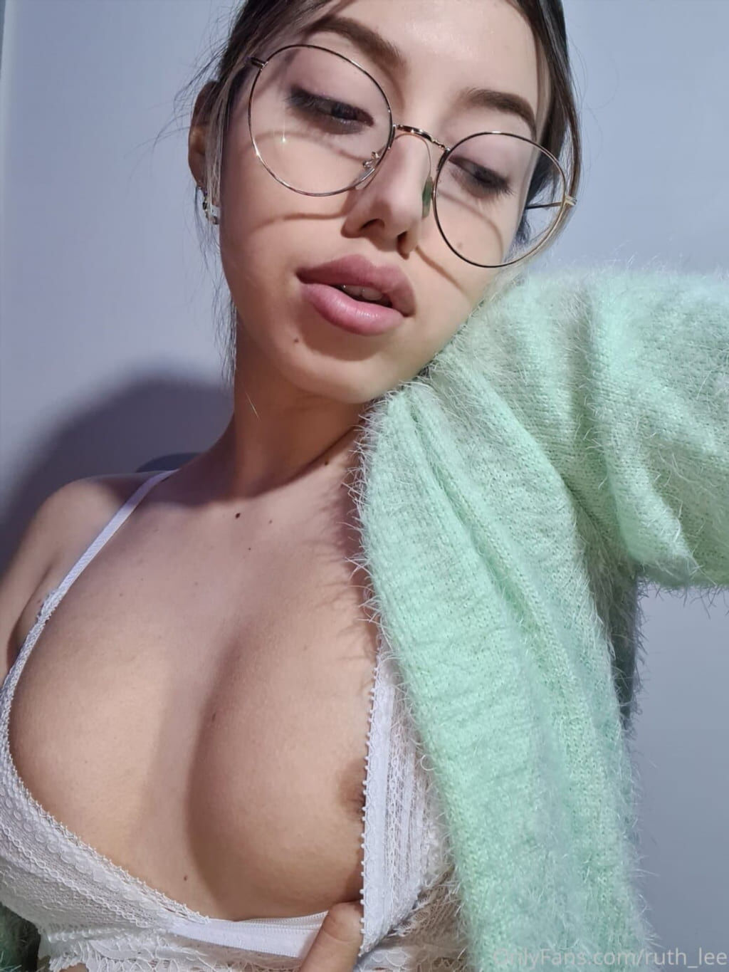 Красивый силуэт Ruth Lee в тени